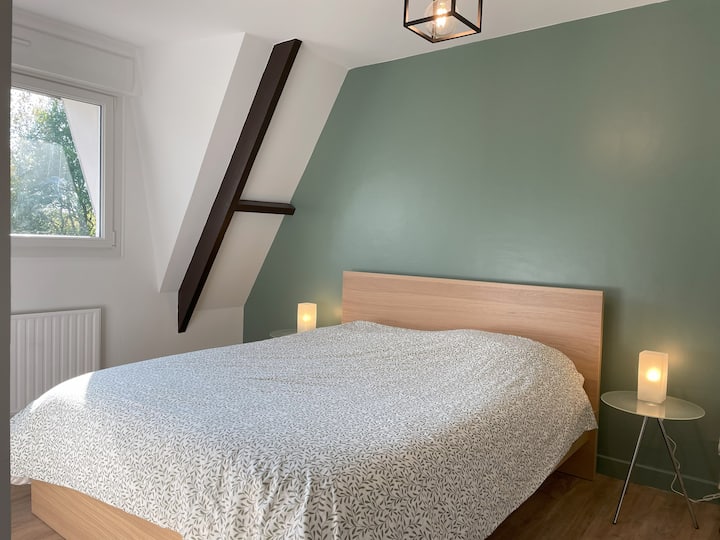 Habitación Verde con cama de matrimonio (que consta de dos colchones de 80 x 200), un amplio escritorio, un armario y un armario
