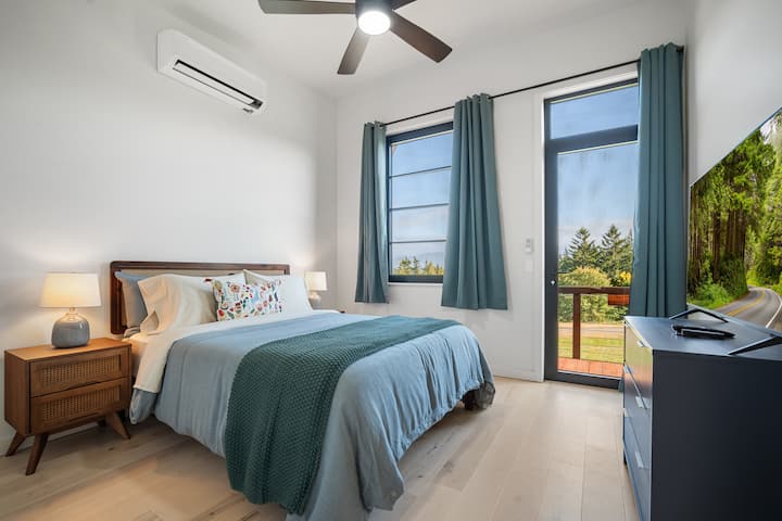 Četvrta spavaća soba s bračnim krevetom (160x200), TV-om i pristupom terasi