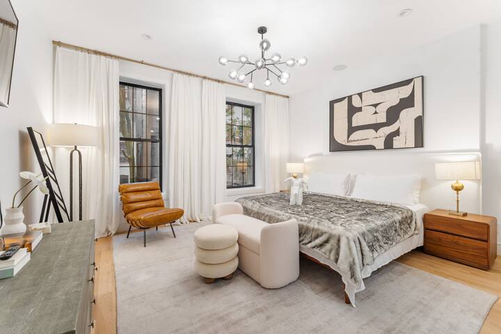 Iconic Harlem Brownstone Retreat gallery image 3