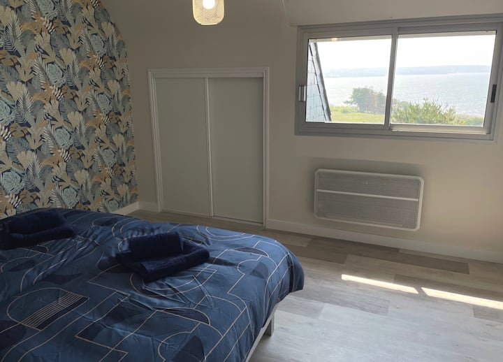 Kamer boven Uitzicht op zee, volledig gerenoveerd
Opbergkast - Nieuwe en hoogwaardige batterij
2x eenpersoonsbedden 90x190 apart of dicht bij elkaar voor een bed van 180.