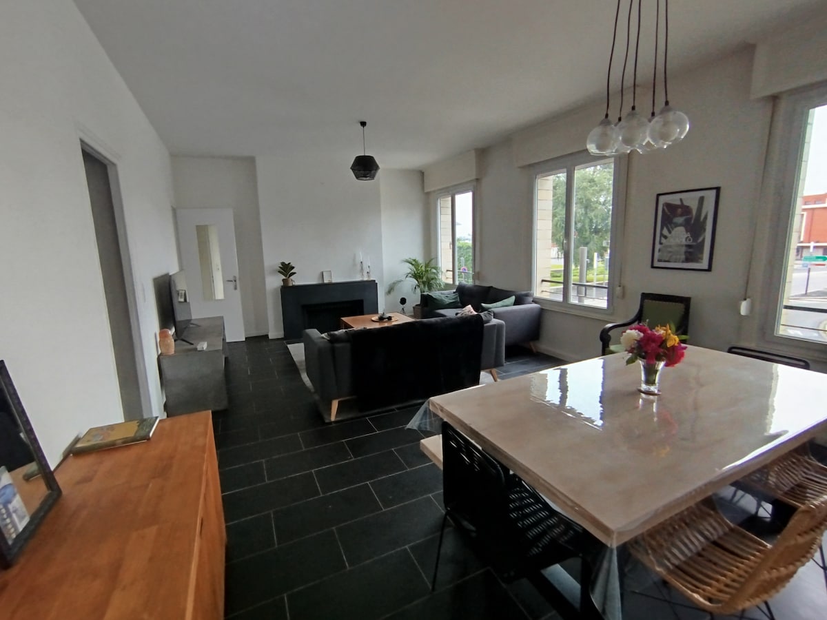 Top performing Airbnb: Douai, beautiful apartment facing the train station. in Douai