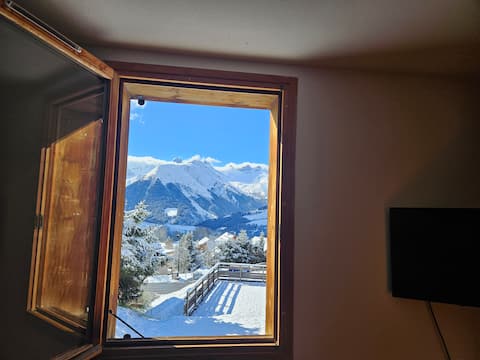 Popular Airbnb listing: 8-person apartment, beautiful view "6 aiguilles au balcon" in Saint Jean D'arves