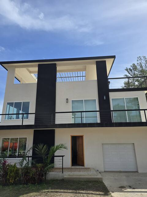 Lux 6BR Roatán Getaway Rooftop, Ocean View, Concierge
