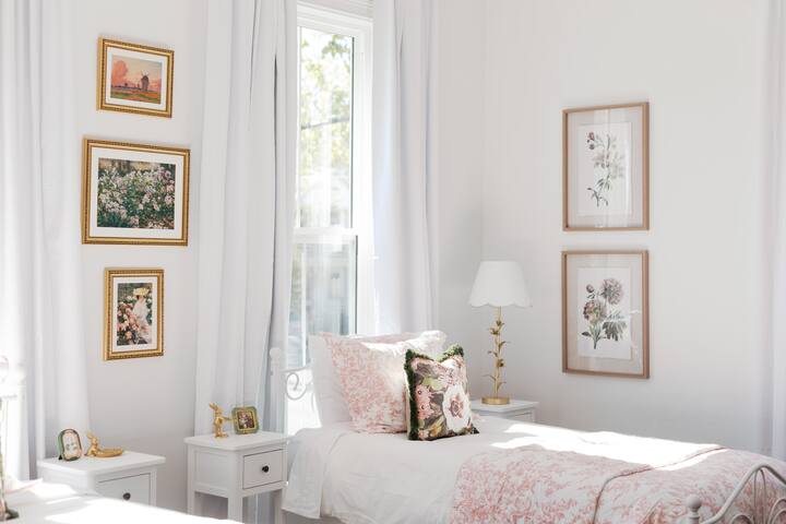 Luxury Chic Victorian • Big Groups • BACH • Pets gallery image 2