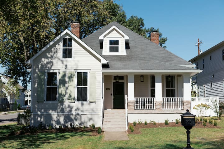 Luxury Vintage Victorian! 10 Beds, 8 min-DT, Pets