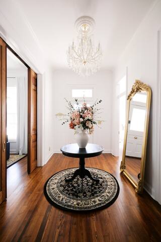 Luxury Chic Victorian • Big Groups • BACH • Pets gallery image 4