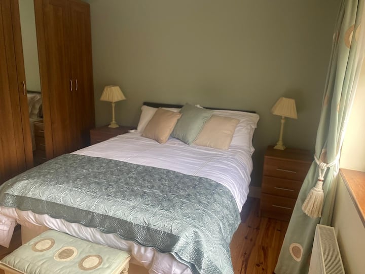 Chambre principale, lit double de taille KIng avec salle de bain attenante et douche électrique.