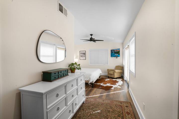 Tropical Vibes Near Beach! Jacuzzi Cave, 8 Beds! gallery image 5