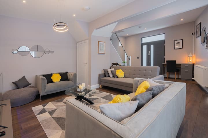 סלון מרווח ומעוצב עם ספה נפתחת ואזור עבודה ייעודי עם Wi-Fi מהיר 