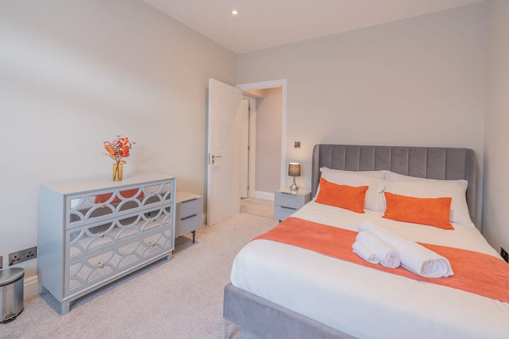 חדר 2, מיטה זוגית ומגירת אחסון, מאוד מרווח ומסוגנן. 