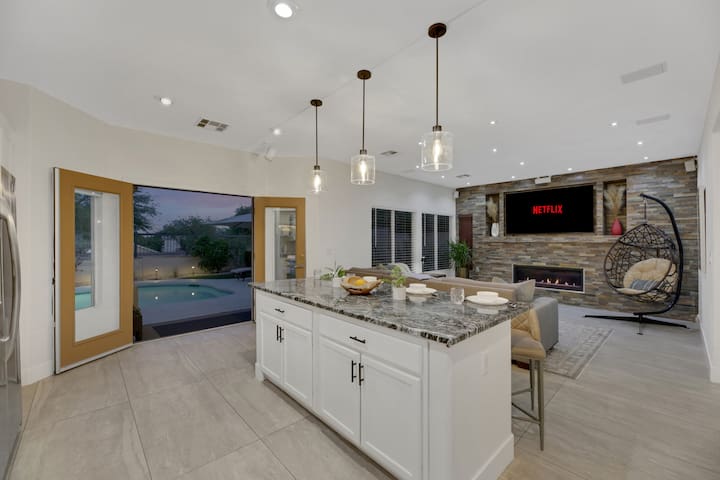 The Juliet: Spacious Pool/Spa House w Strip Views gallery image 2