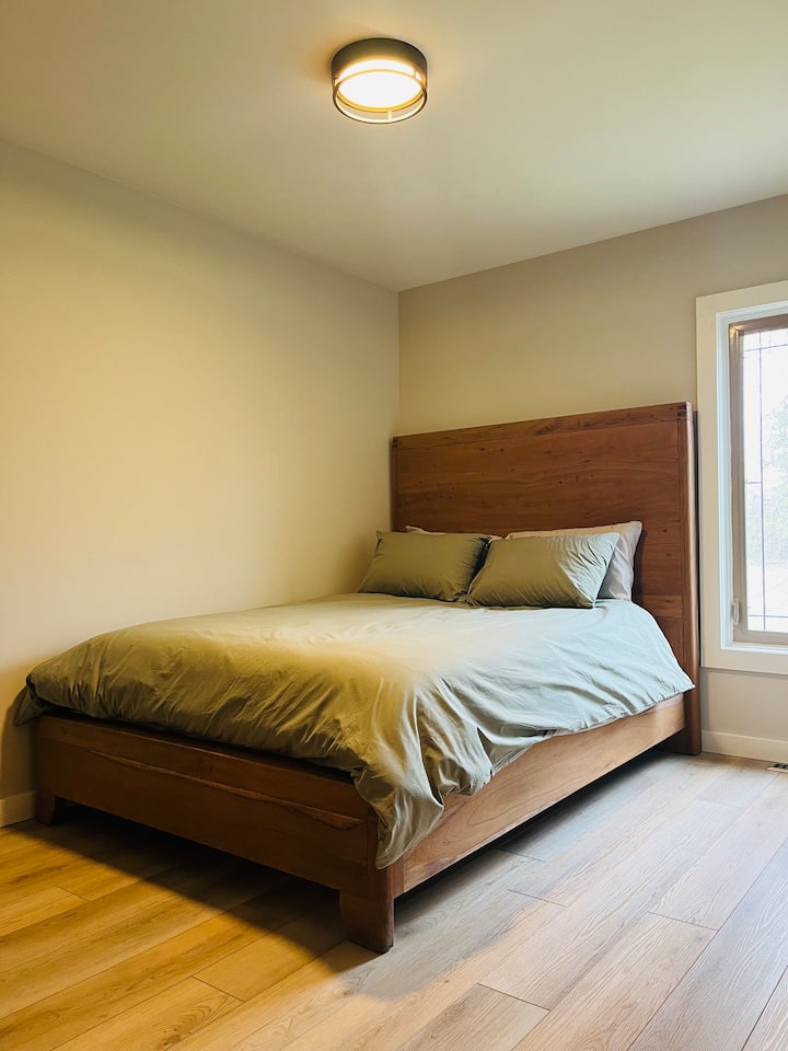 Уживајте во луксузен брачен кревет (широк 150-179 см) со сопствена сопствена бања 