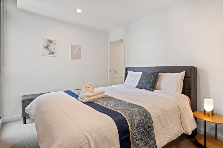 
ห้องนอน 1 – เตียงควีนไซส์พร้อมผ้าปูที่นอนแบบโรงแรม