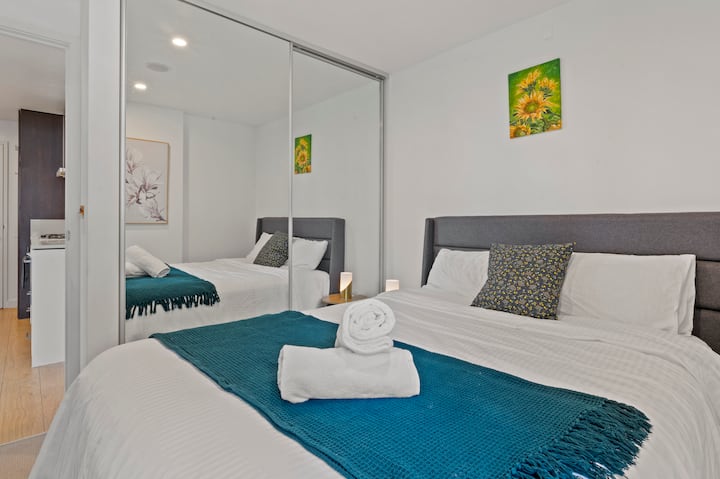 ห้องนอน 2 – เตียงควีนไซส์ที่สะดวกสบาย