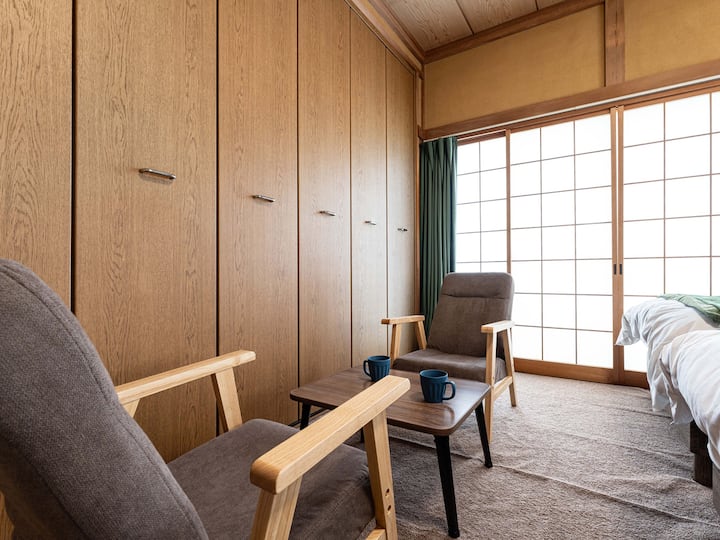 [Bedroom/Triple] Kuna meza na viti karibu na kitanda.Furahia wakati wa kupumzika wa chai