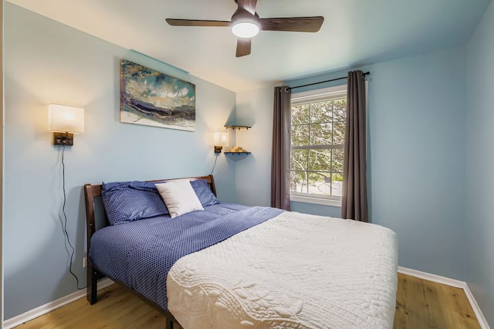 ผ่อนคลายในห้องนอนที่มีสไตล์หลังจากใช้เวลาทั้งวันด้วยบรรยากาศที่ทำให้การพักผ่อนเป็นไปอย่างง่ายดายและน่าอยู่