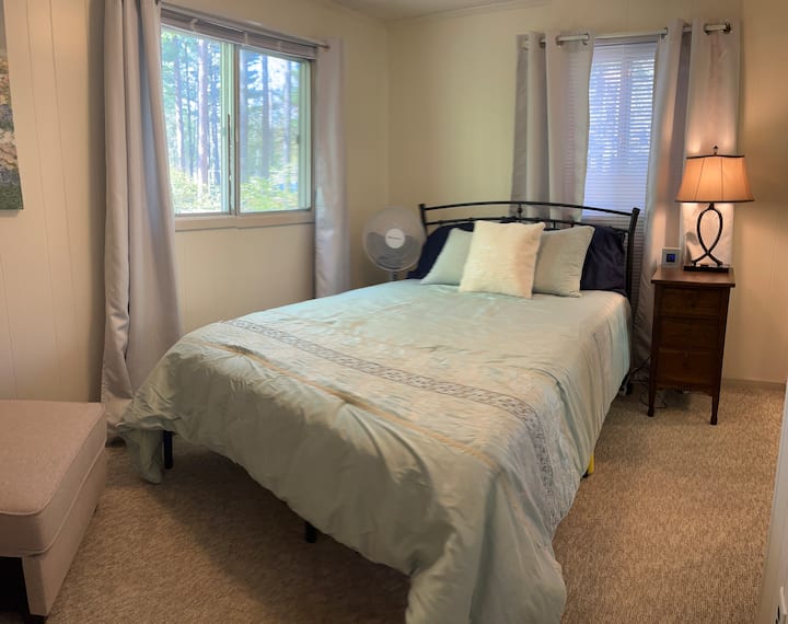 Spálňa 2: posteľ v plnej veľkosti, stolička, nočné svetlo, stropné svetlo, skriňa.