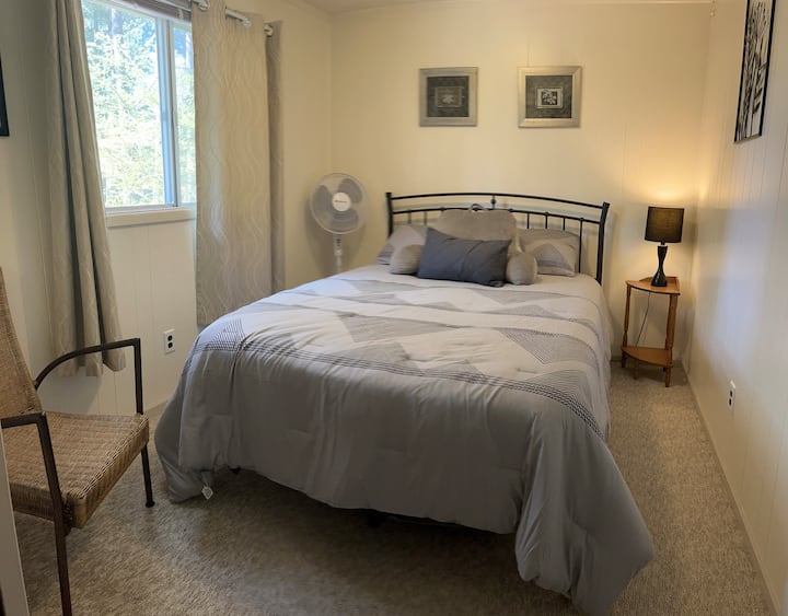 Spálňa 3: Posteľ v plnej veľkosti, stolička, nočná lampa, stropné svetlo, skriňa.