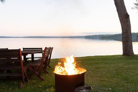 Absolute waterfront: 3pm checkout: Stylish retreat