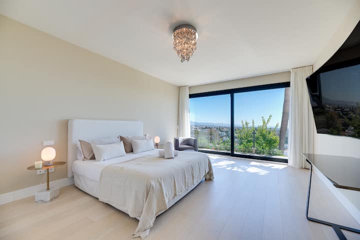 Още една спалня, украсена с хипнотизираща гледка към морето за мечтани сутрини