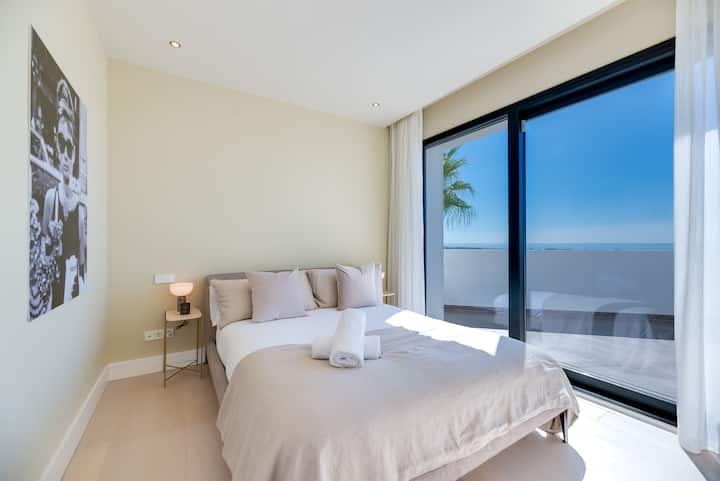 Починете си като кралски особи на плюшеното ни двойно легло, защото всеки гост заслужава най - добрия комфорт