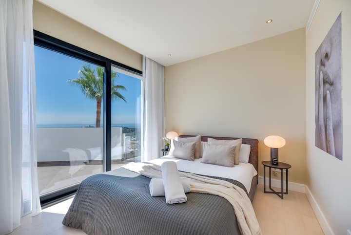 Събудете се за вдъхновение в друга луксозна спалня, където зашеметяващите гледки ви служат като сутрешен поздрав