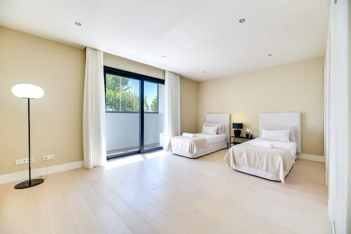 Проектирани със семейството си: весела спалня, оборудвана с удобни единични легла, идеална за по - малките гости