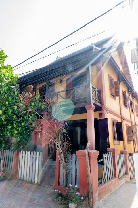 Heart of Historical Area; walk to shops, night mkt