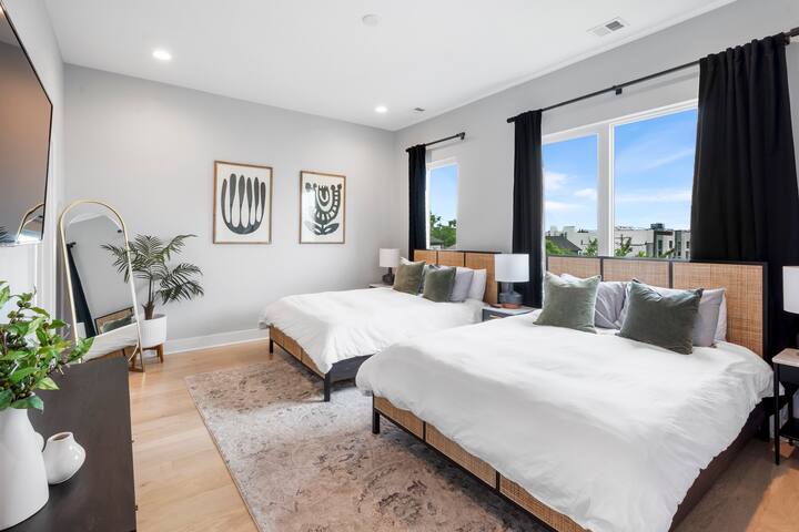 Luxury Group Getaway Near Broadway | Rooftop View gallery image 3