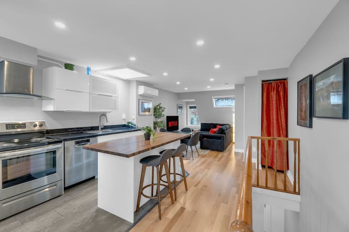 The Gallery – Designer 3BR – Downtown – Patio