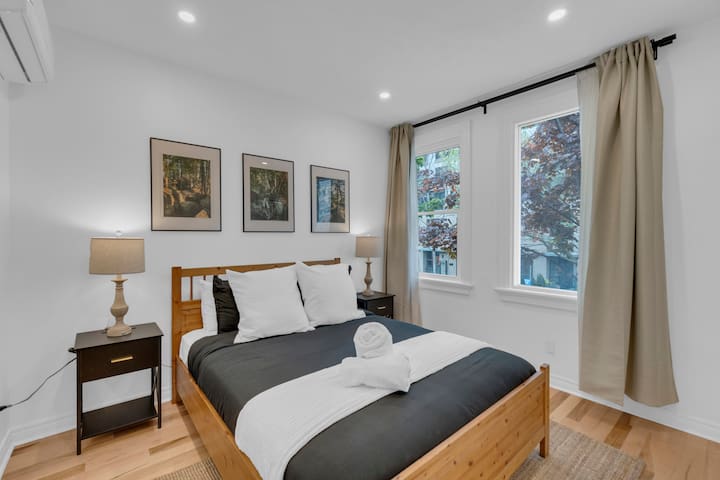 The Gallery – Designer 3BR – Downtown – Patio gallery image 2