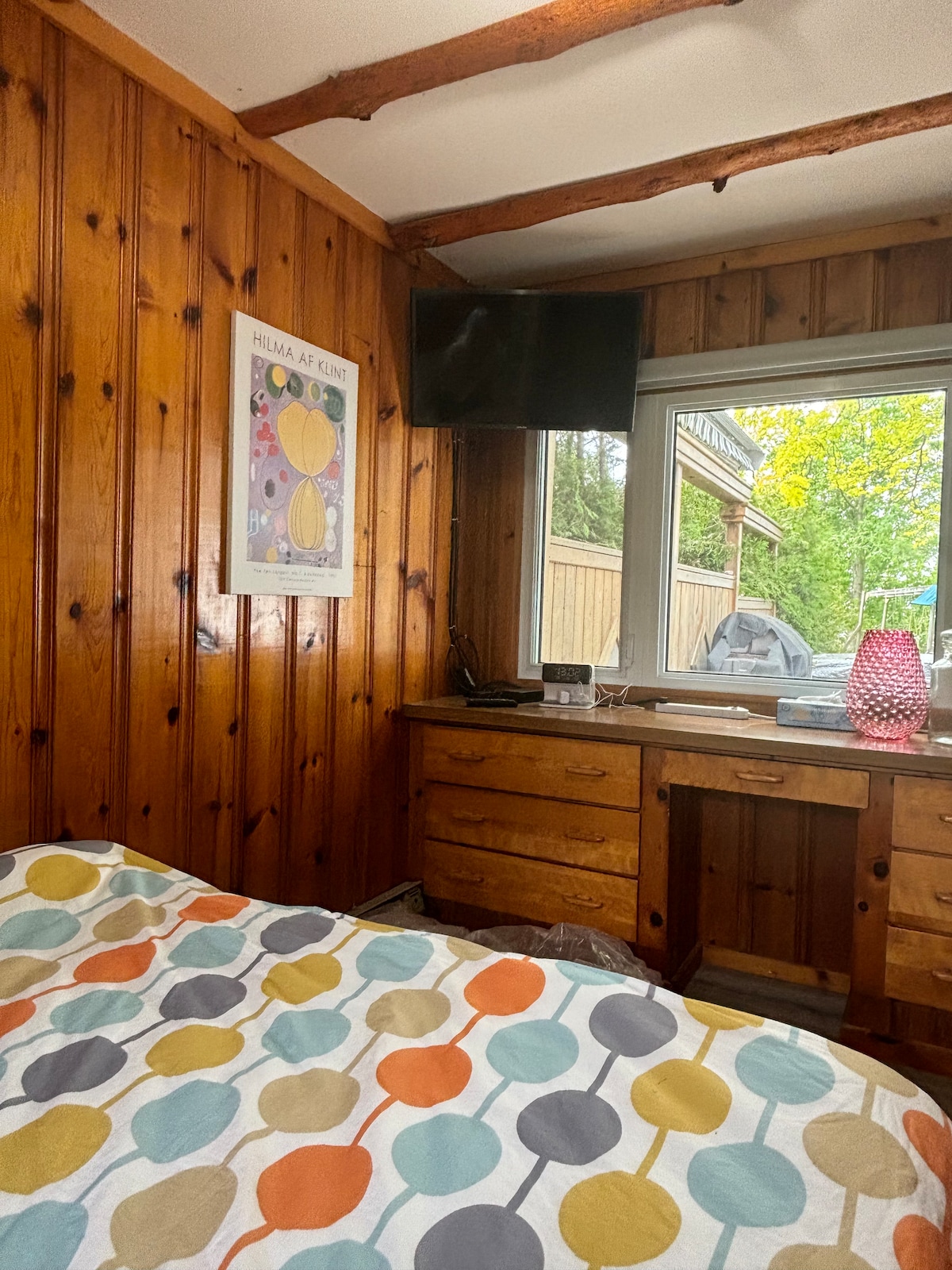 Queensize bed, met voldoende lade ruimte en uitzicht op Lake Huron