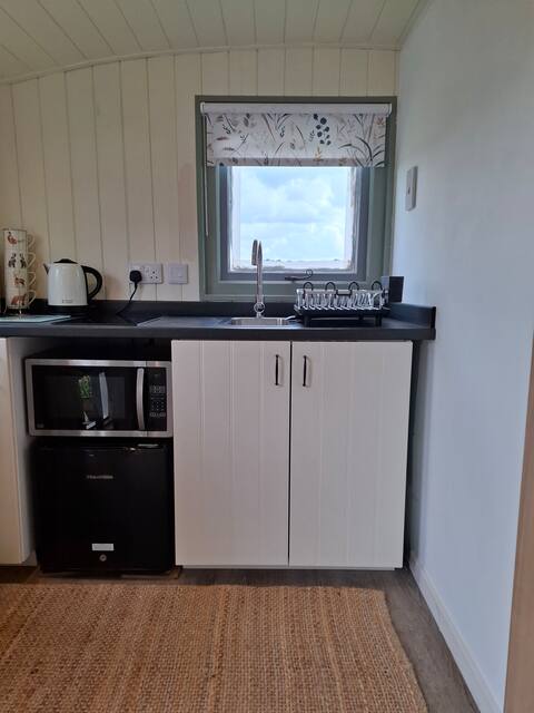 Top performing Airbnb: Luxury Shepherd's Hut - The Hyde in West Berkshire