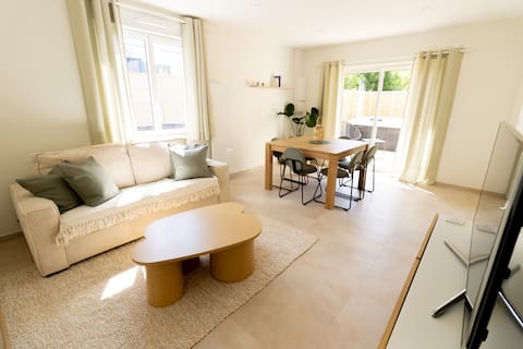 Quiet bubble with Jacuzzi 50 m from the beach