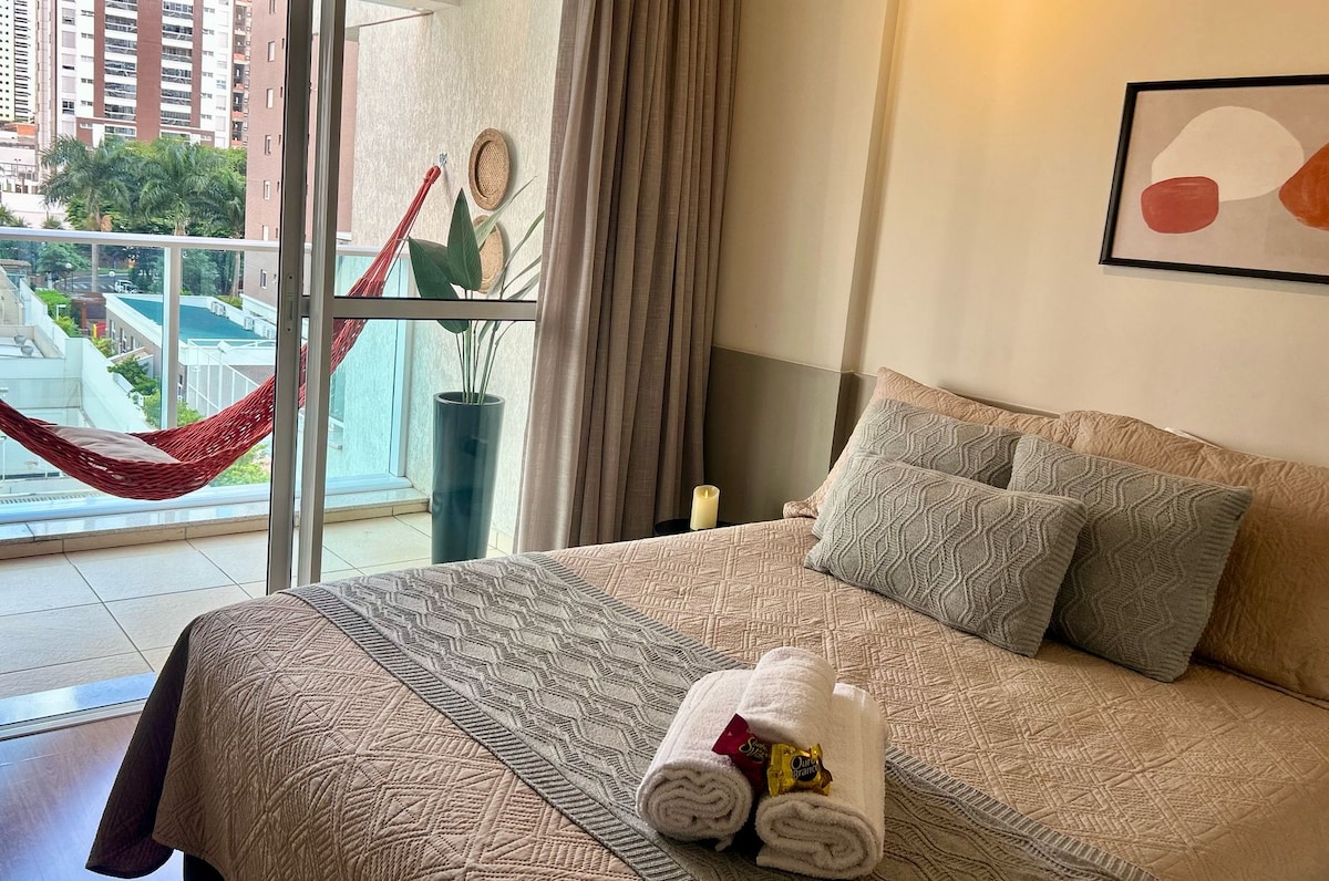 ¡Suite con aire acondicionado/TV inteligente y un súper balcón con red de descanso! 
Enxoval completo con cama y baño de algodón y equipamiento
PS* El chocolate/ mimo puede cambiar según la disponibilidad.
(foto ilustrativa)
