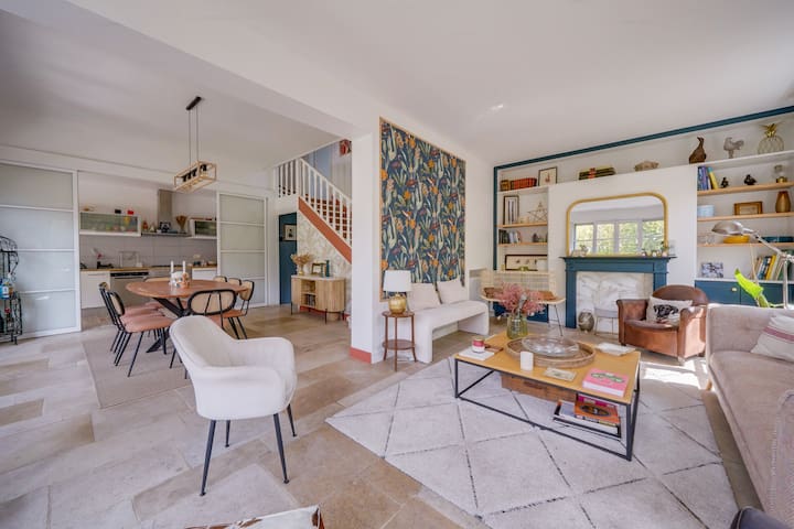 Grande maison familiale piscine jardin salle jeux