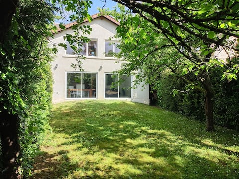 Home with garden 10 minutes from Paris
