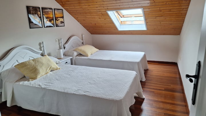 Საძინებელი ორი 105 სმ-იანი ორადგილიანი საწოლით, გარდერობითა და ვერტიკალური სარკით.