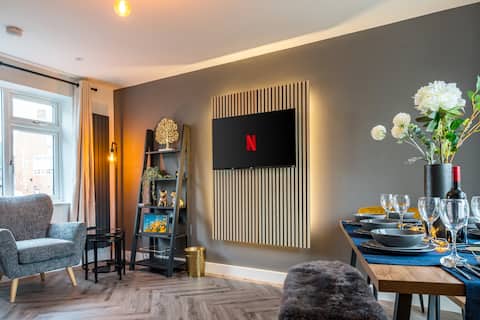Top Airbnb: 4 bed/2bath home with fast wifi and free parking in Royal Leamington Spa