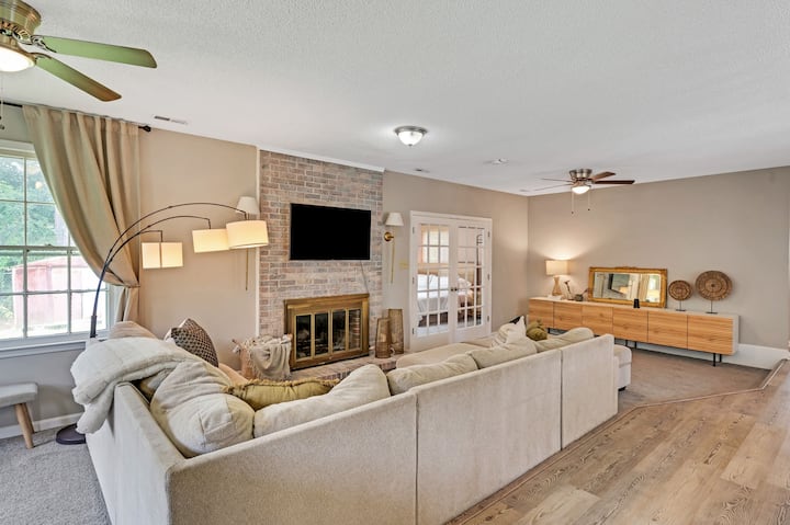5 Min From Main Gate: 2 Kings | Sleeps 8 - Jacksonville, NC