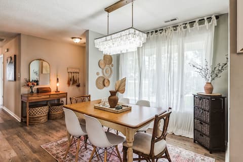 5 min from Main Gate: 2 Kings | Sleeps 8!