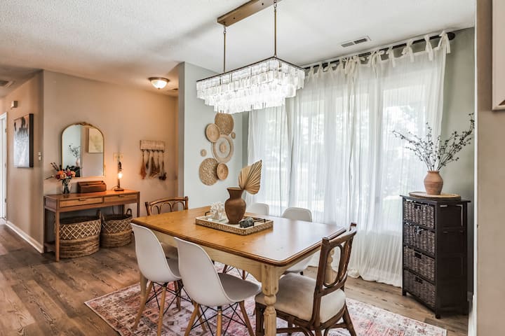 5 min from Main Gate: 2 Kings | Sleeps 8