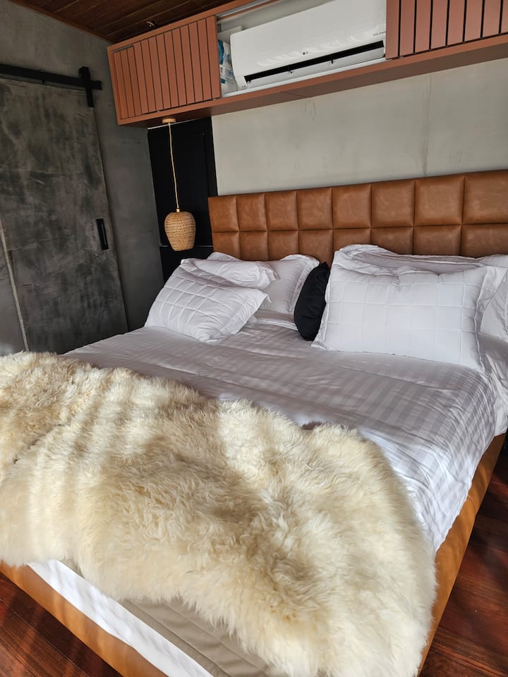 Двойно легло king size с удобен матрак 
(протектор за матраци, горна част на възглавница, чаршаф с много жици, завивка, тънко одеяло, микрофибърно одеяло и олекотена завивка, 6 възглавници, възглавница и тегло).