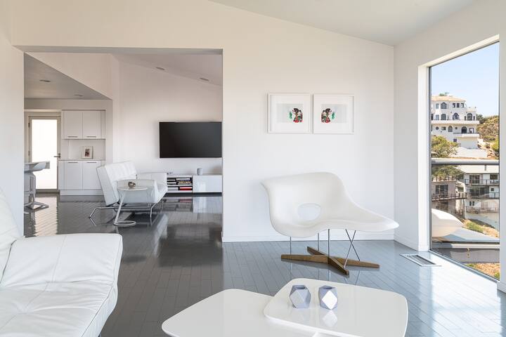 $4M Luxury Hollywood Hills Modern Sunset Views gallery image 4