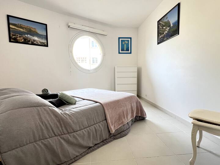 Vue d'ensemble de la chambre moderne, spacieuse, lumineuse, bien décorée, sobre, propre avec meuble et placard de rangement. Pièces bien insonorisées. Lit double (140x200 cm) neuf et CONFORTABLE. Tout pour bien se reposer. Placard et commode.