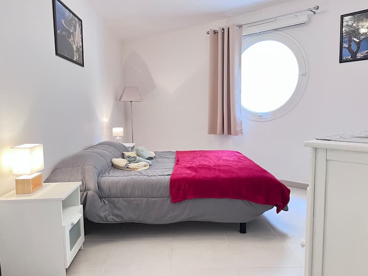 Vue d'ensemble de la chambre principale moderne, spacieuse, bien décorée, sobre, propre avec joli meuble ancien à tiroirs. Pièces bien insonorisées. Lit queen size (160x200 cm) neuf et CONFORTABLE. Tout pour bien se reposer. Lit bébé disponible.