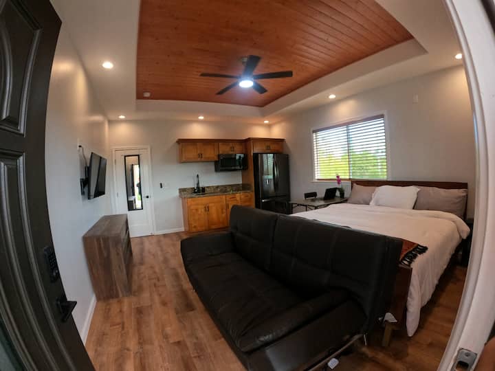 Ამ უნიკალურს აქვს დიდი ზომის საწოლი, სამუშაო მაგიდა ორი სკამით , ფუტონი, ტელევიზორი, კომოდი და მინი-ბარი სრული ზომის მაცივრით და მიკროტალღური ღუმელით