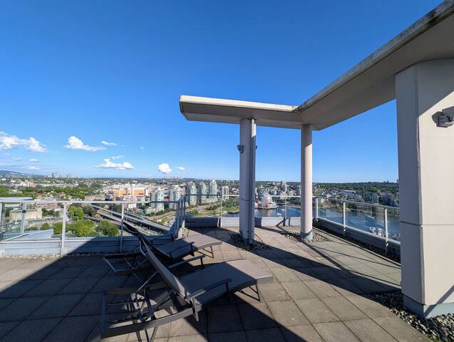 Penthouse View! Central Location! gallery image 3