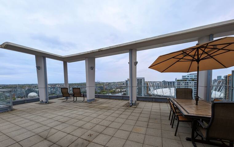 Penthouse View! Central Location! gallery image 4