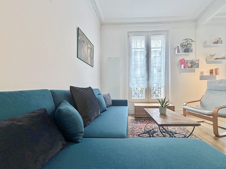 סלון ידידותי, מצויד בספה נפתחת עם 2 מושבים